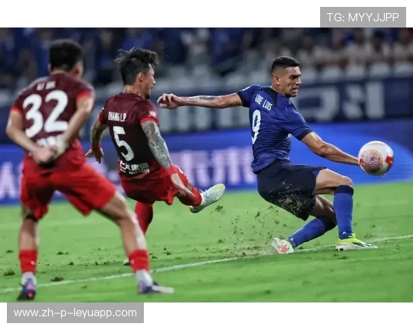 上海申花拉唐突破禁区送出传中,打造绝妙进攻利器 上海申花拉唐突破禁区送出传中,打造绝妙进攻利器