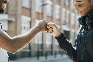 下载乐鱼体育APP-NBA球员比赛中非语言沟通方式及战术作用，nba说话